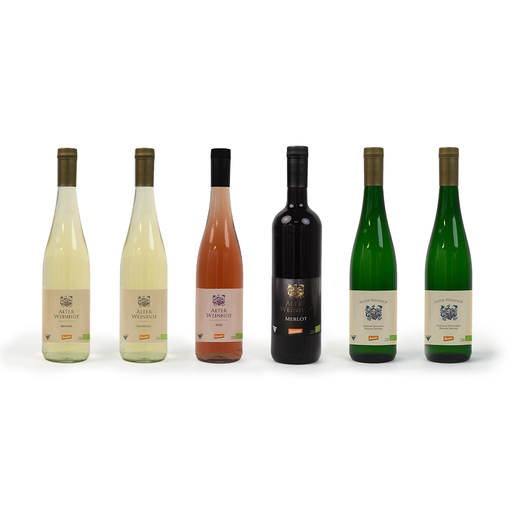 Sechs verschiedene Weinflaschen des Alter Weinhof 2025er Weinjahrgang Pakets