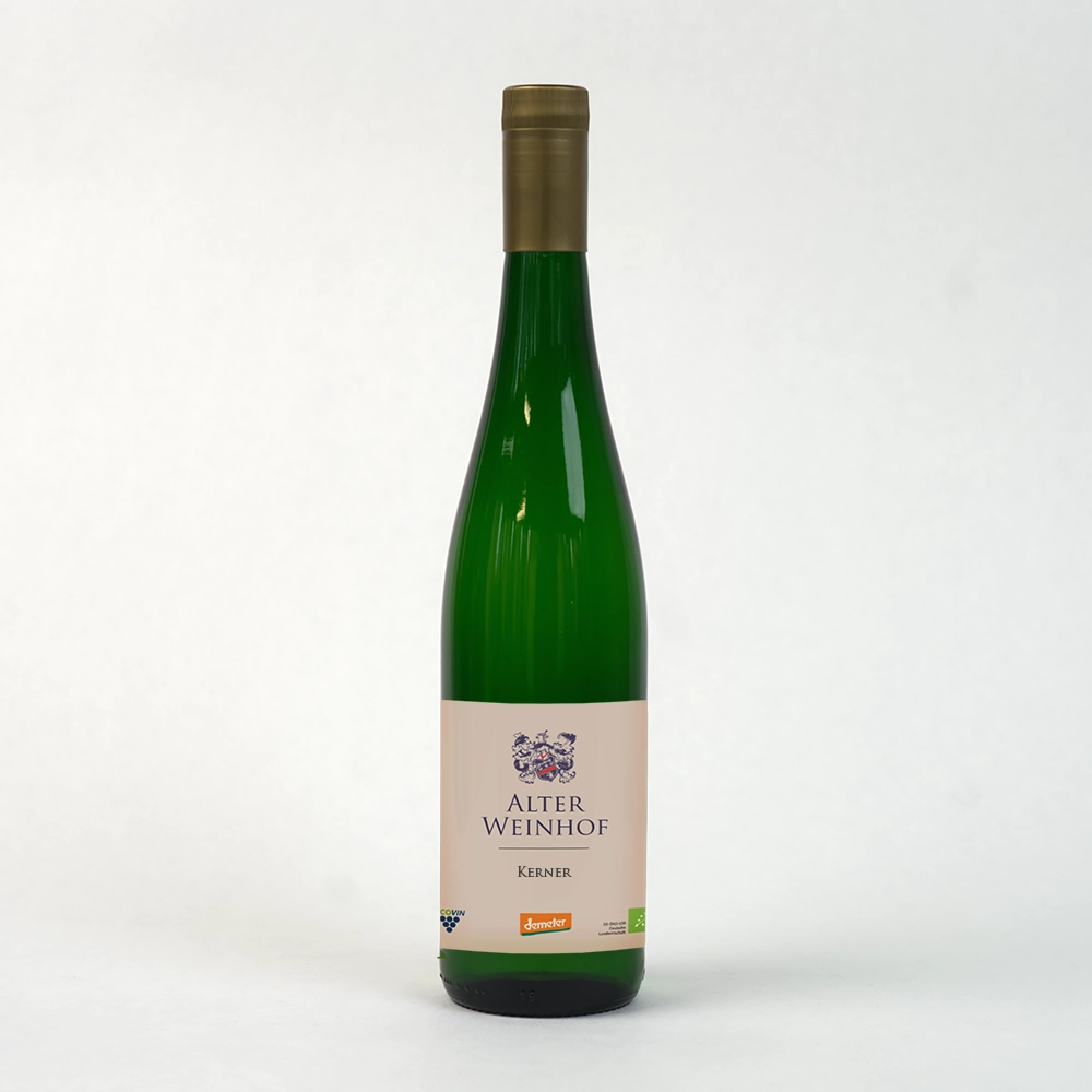 Eine grüne Weinflasche mit Etikett "Alter Weinhof - Kerner"
