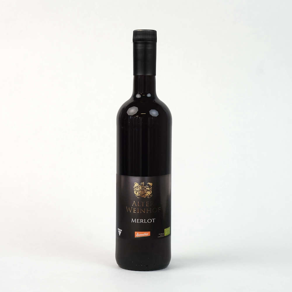 Eine dunkle Weinflasche mit Etikett "Alter Weinhof - Merlot"