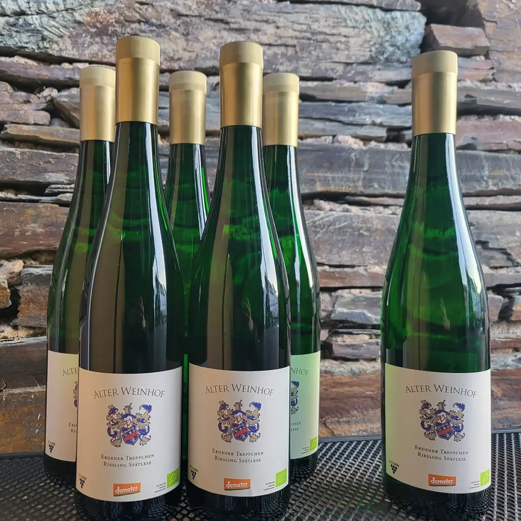 Fünf grüne Weinflaschen mit Etikett "Alter Weinhof - Erdener Treppchen Riesling Spätlese"