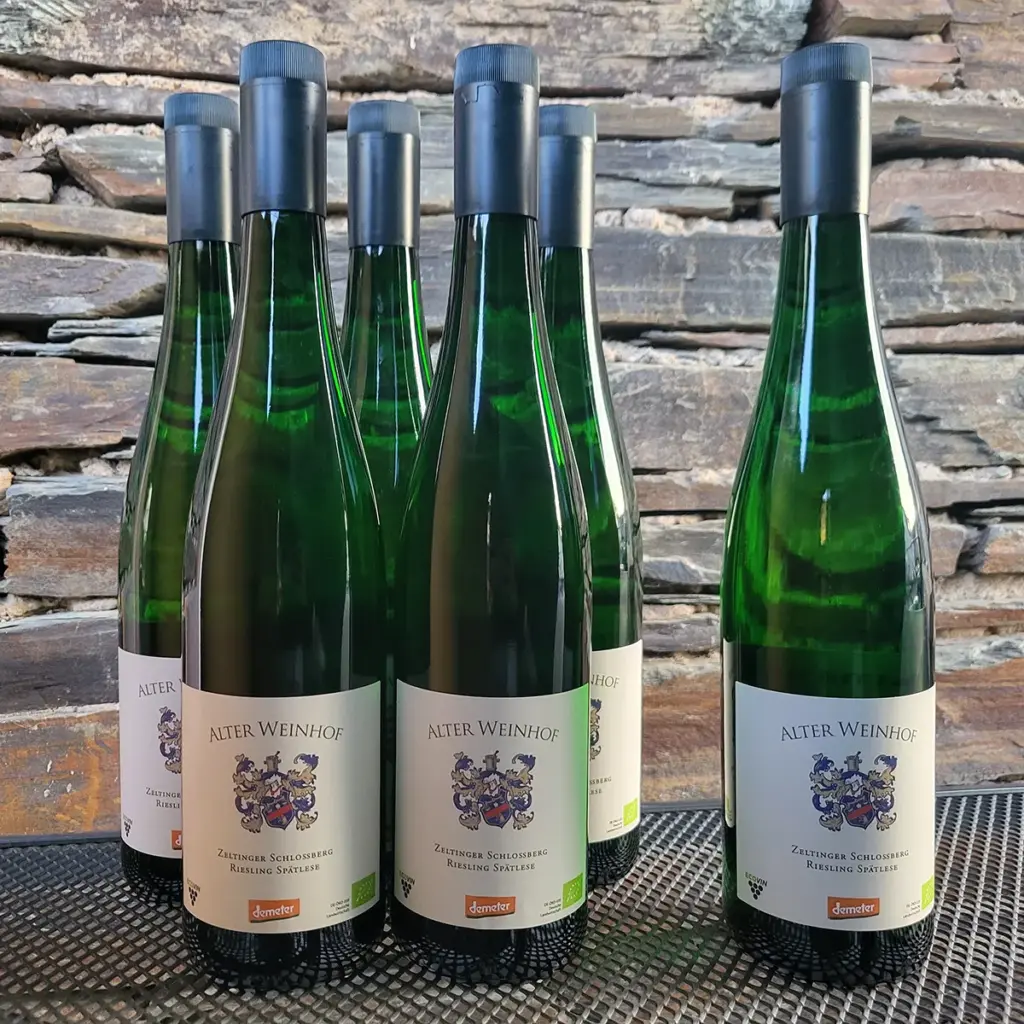 Fünf grüne Weinflaschen mit Etikett "Alter Weinhof - Zeltinger Schloßberg Riesling Spätlese"