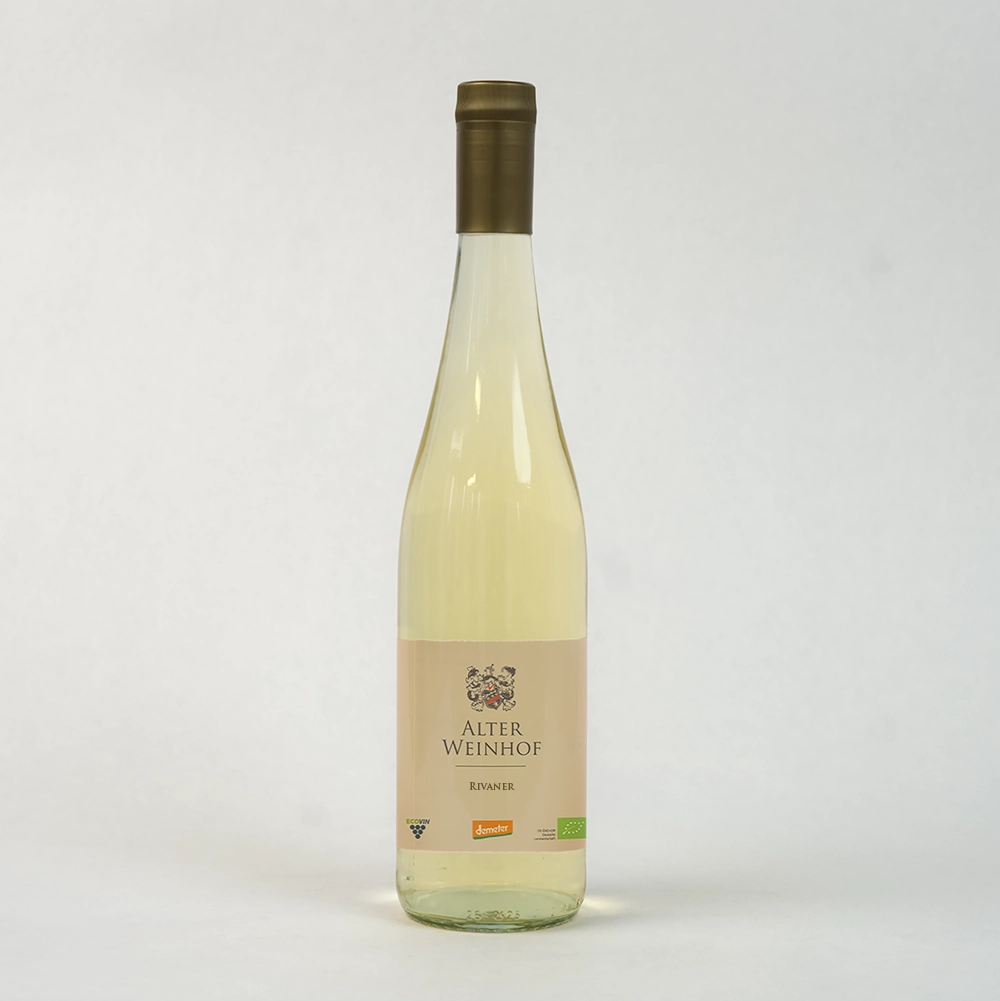 Eine transparente Weinflasche mit Etikett "Alter Weinhof - Rivaner"
